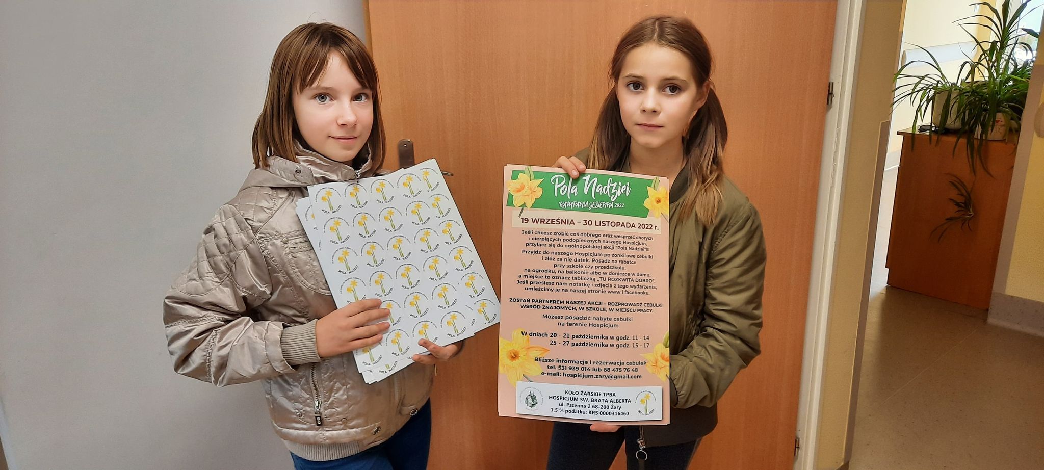 Na środku stoją dwie osoby 