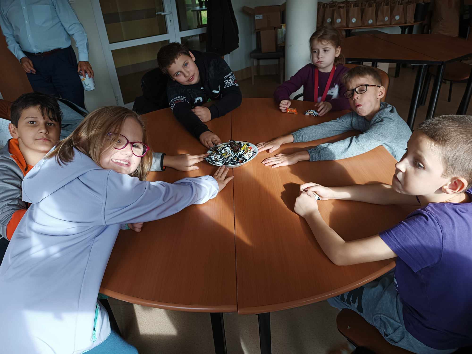 W pomieszczeniu znajduje się grupa osób 