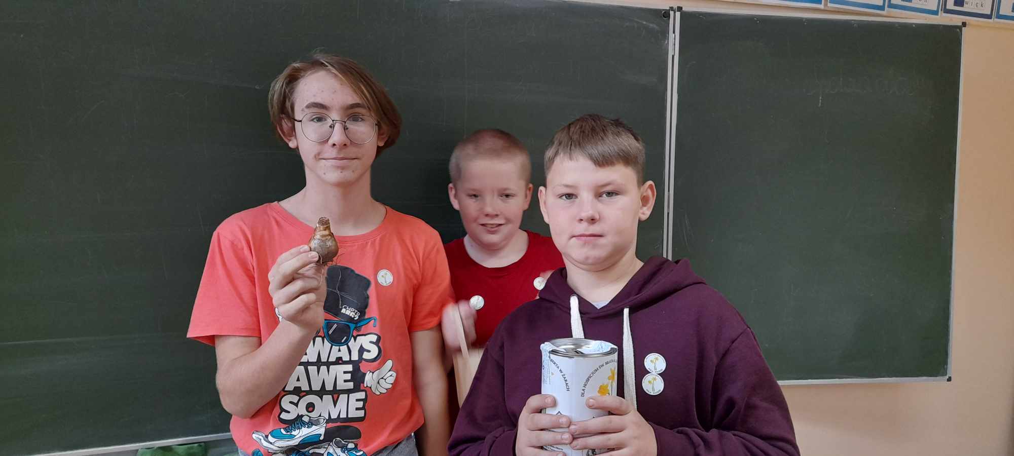 W pomieszczeniu znajduje się grupa osób 