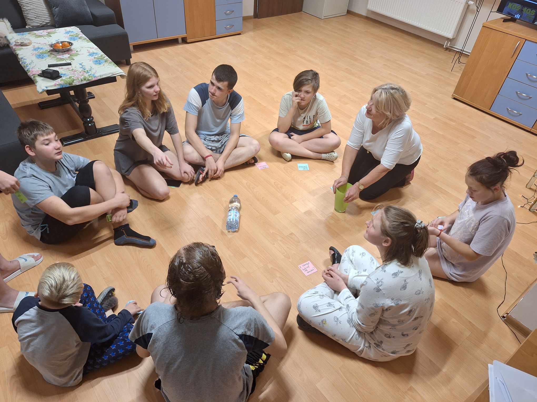 W pomieszczeniu znajduje się grupa osób 