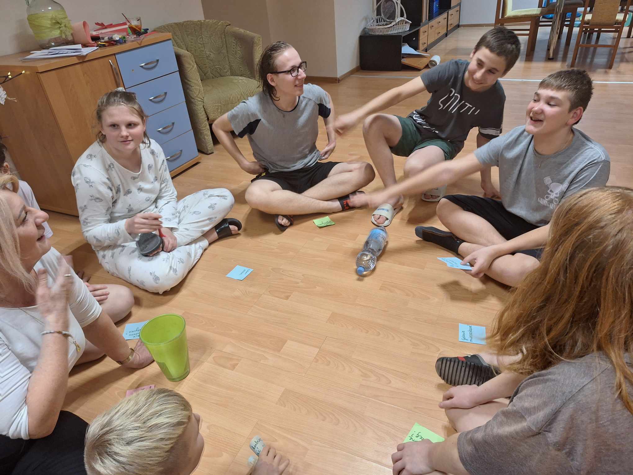 W pomieszczeniu znajduje się grupa osób 
