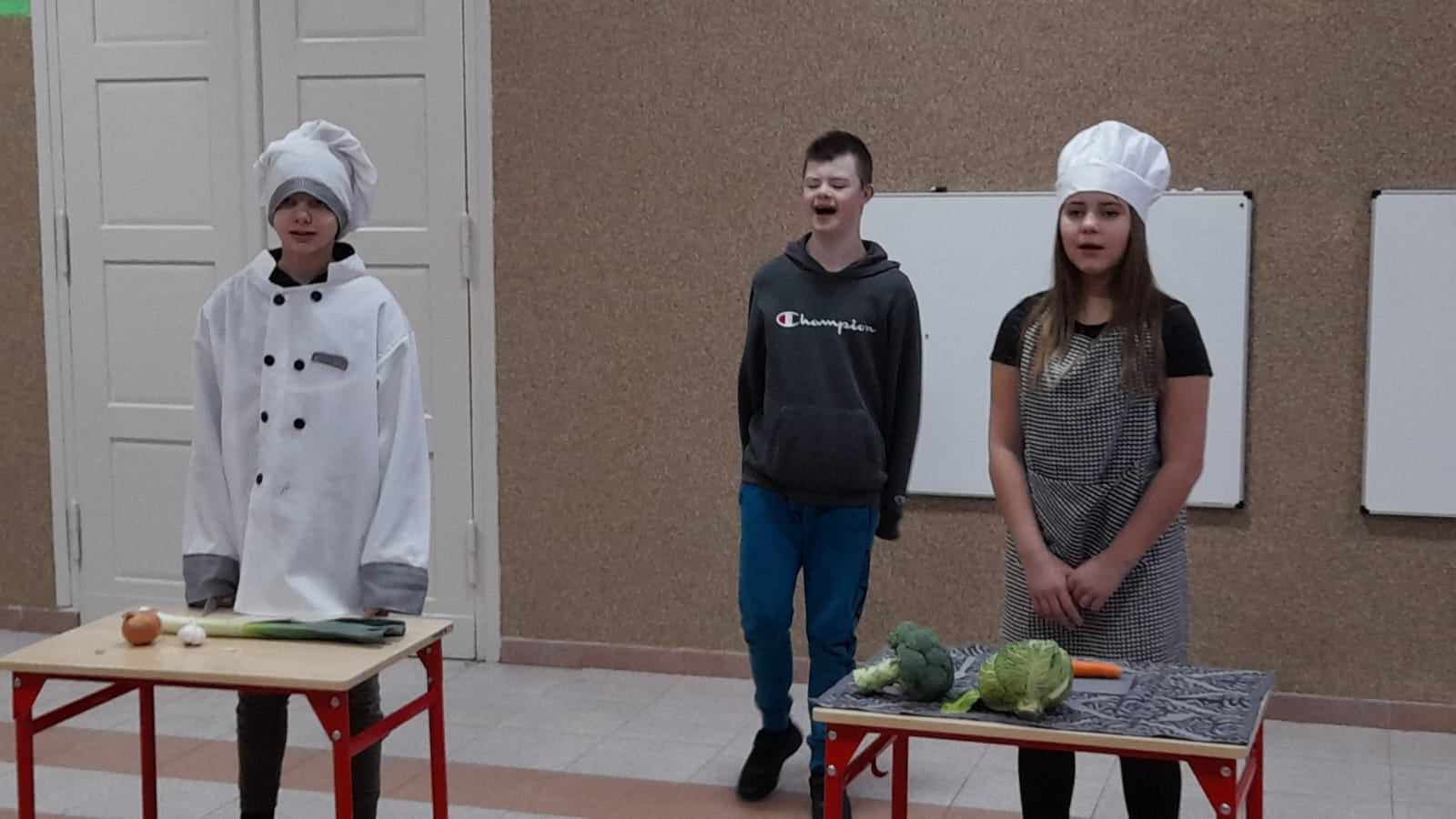 W pomieszczeniu znajduje się grupa osób 