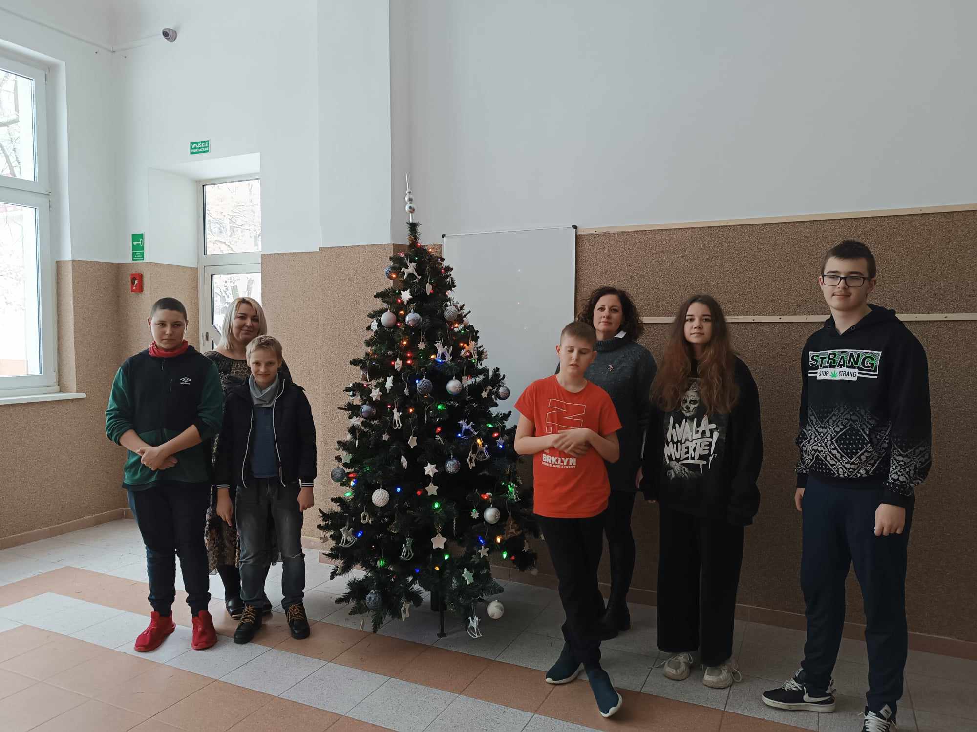 W pomieszczeniu znajduje się grupa osób