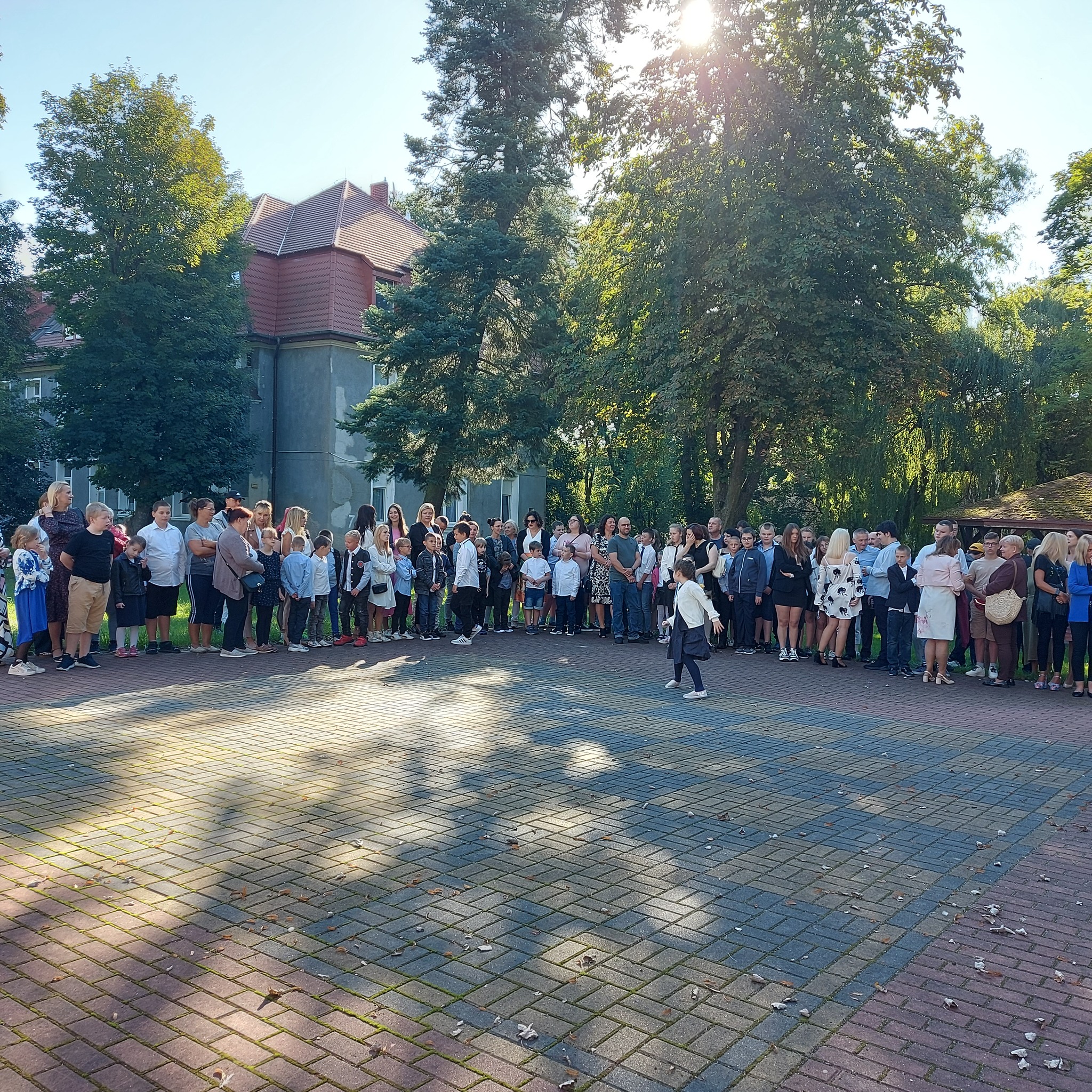 Na środku stoi grupa osób