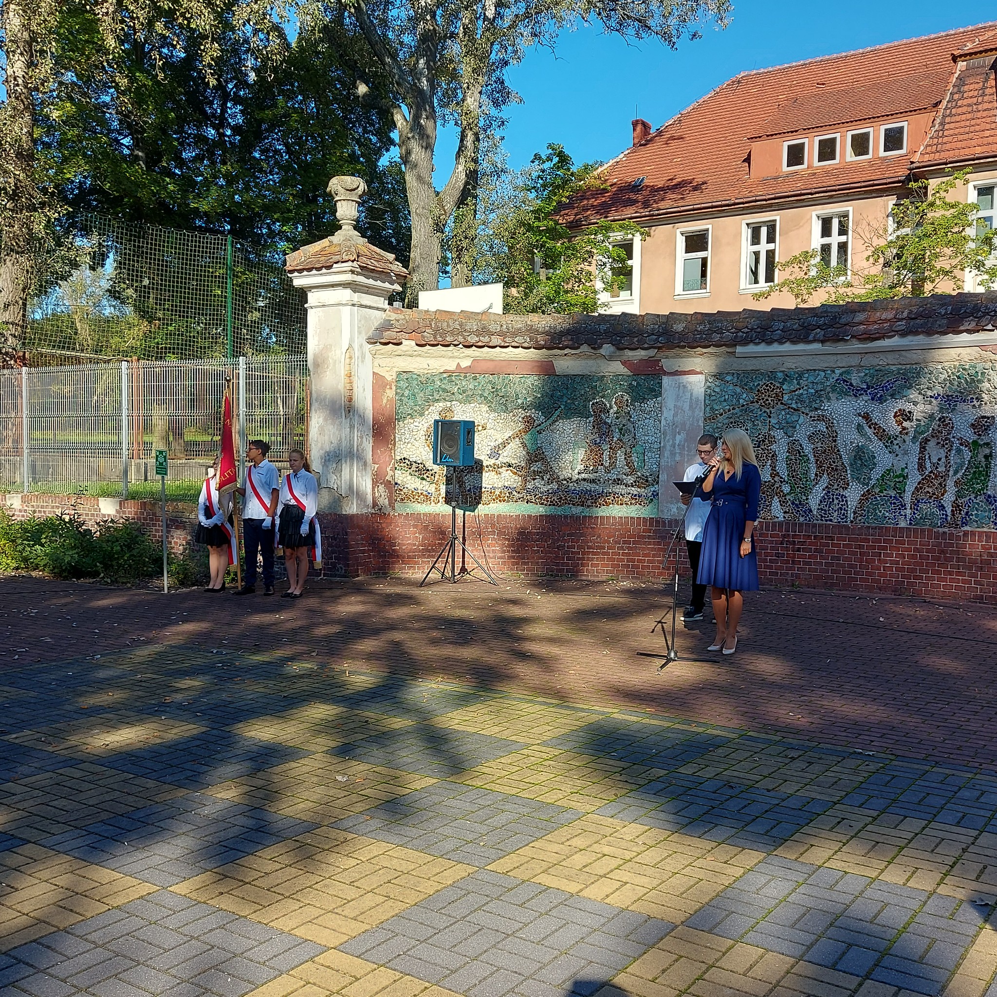 Na środku stoi grupa osób