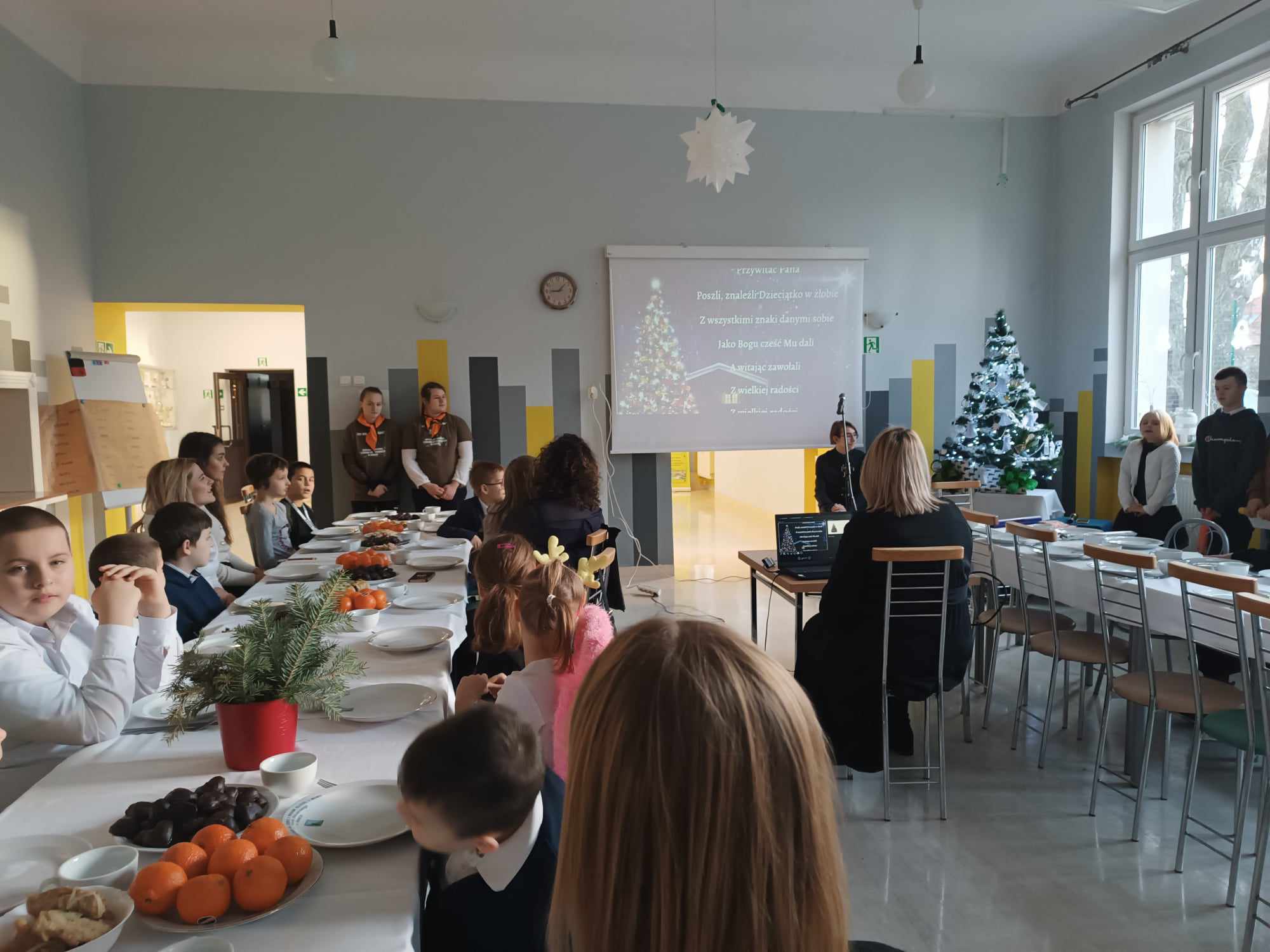 W pomieszczeniu znajduje się grupa osób