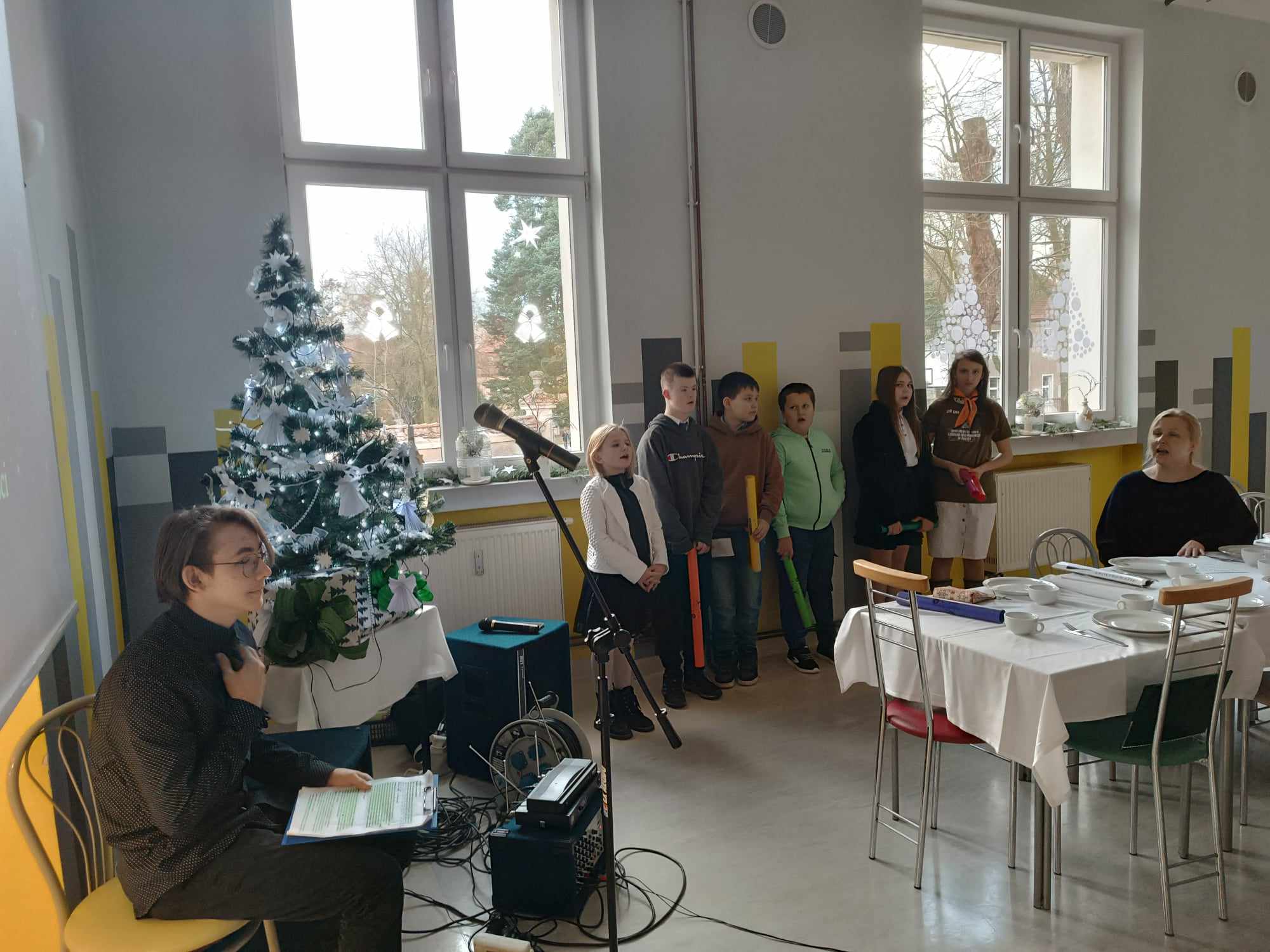 W pomieszczeniu znajduje się grupa osób