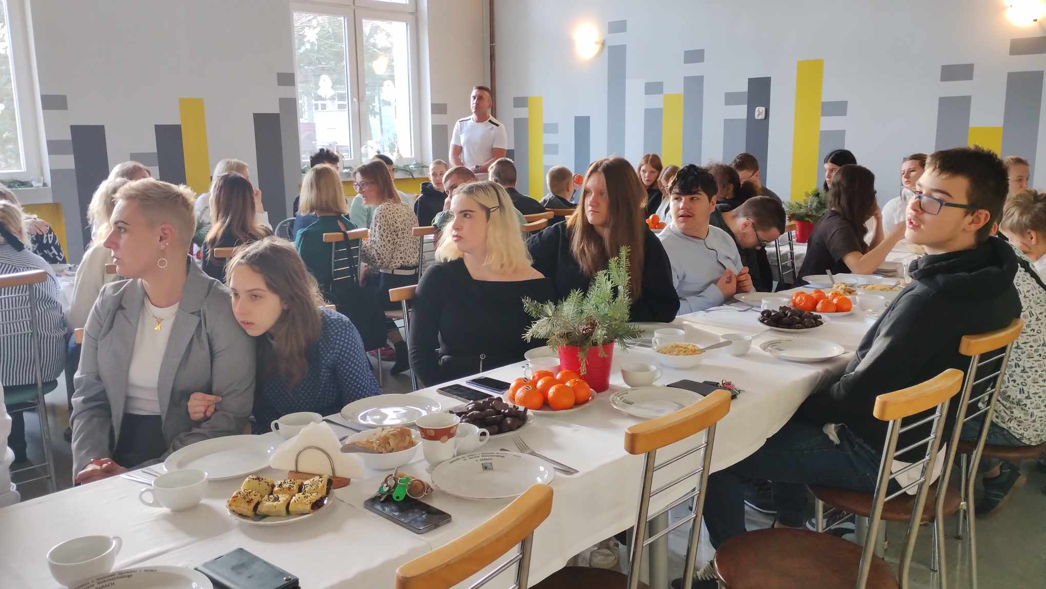 W pomieszczeniu znajduje się grupa osób