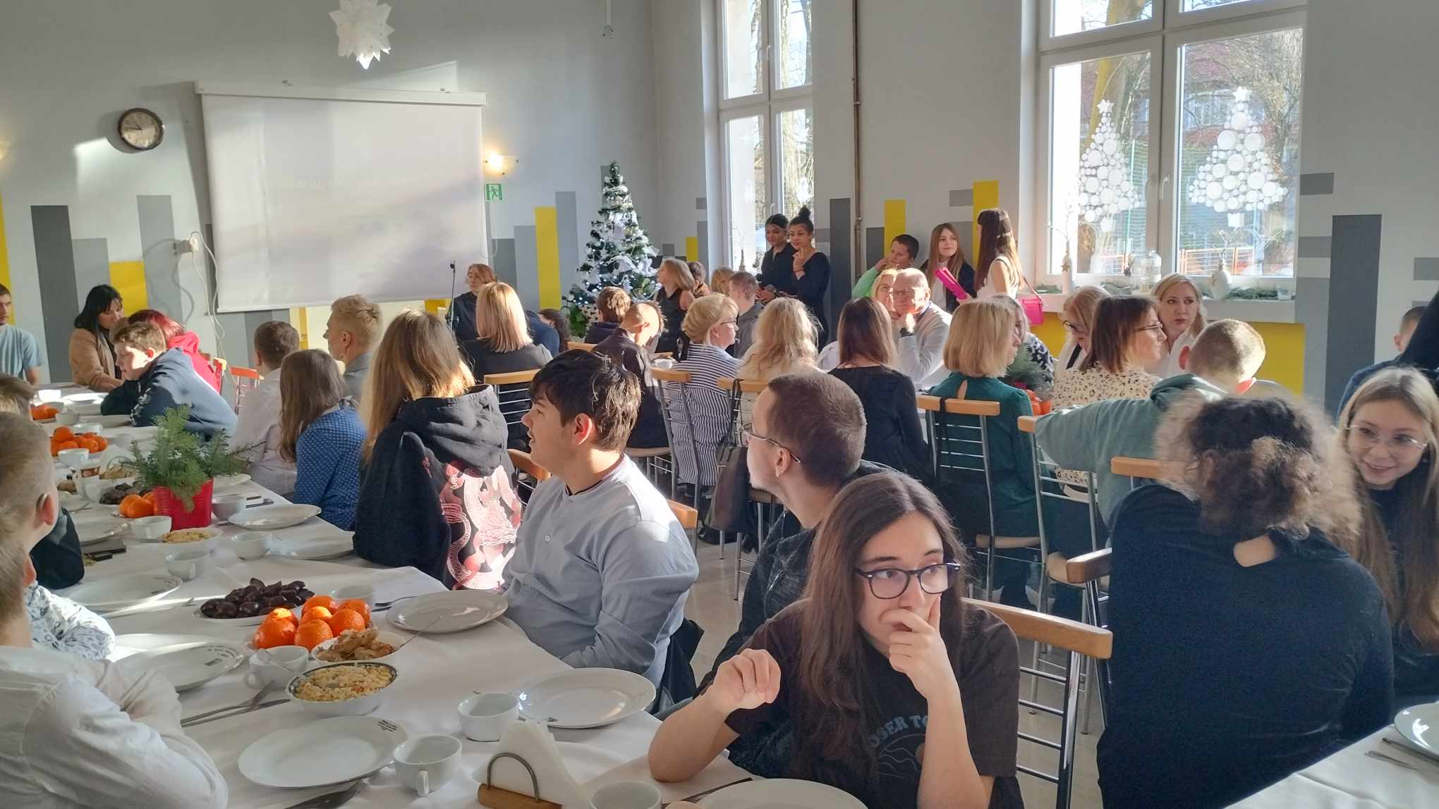 W pomieszczeniu znajduje się grupa osób