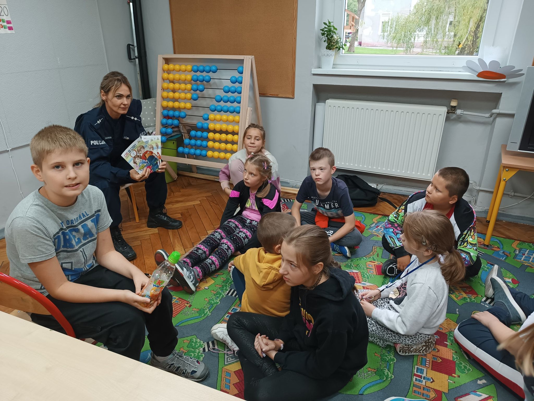 W pomieszczeniu znajduje się grupa osób 
