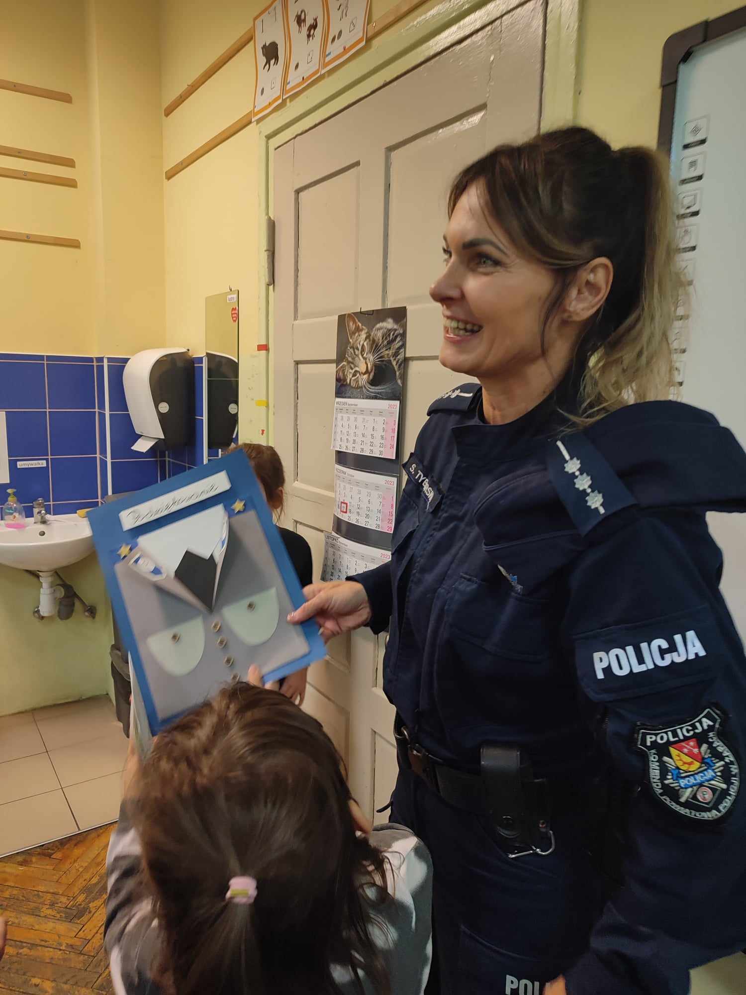 W pomieszczeniu znajdują się dwie osoby 