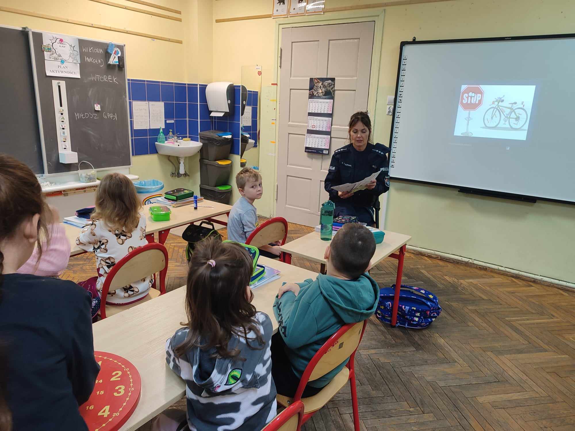 W pomieszczeniu znajduje się grupa osób 
