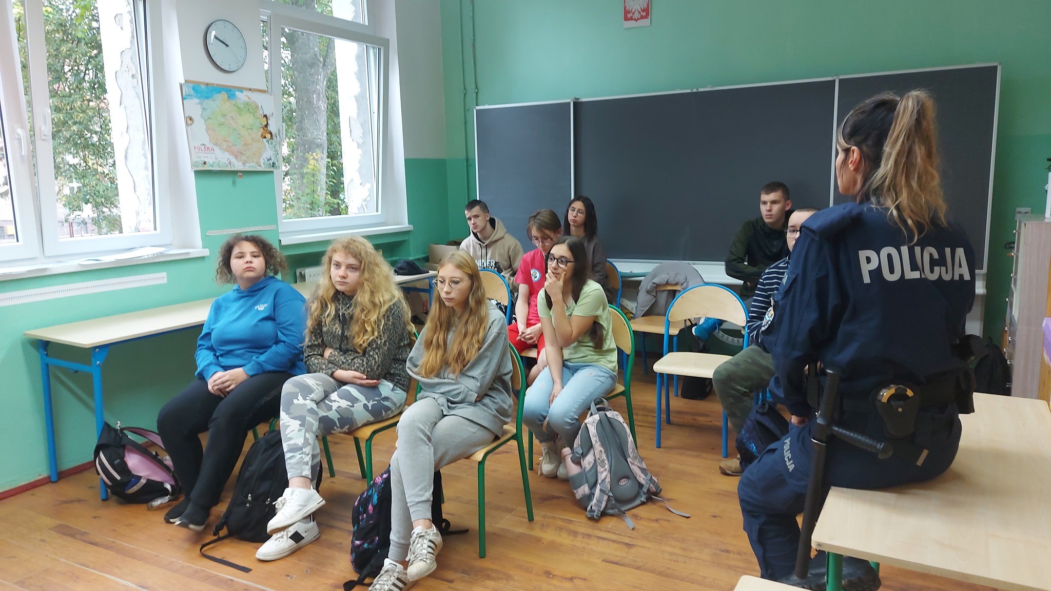 W pomieszczeniu znajduje się grupa osób 