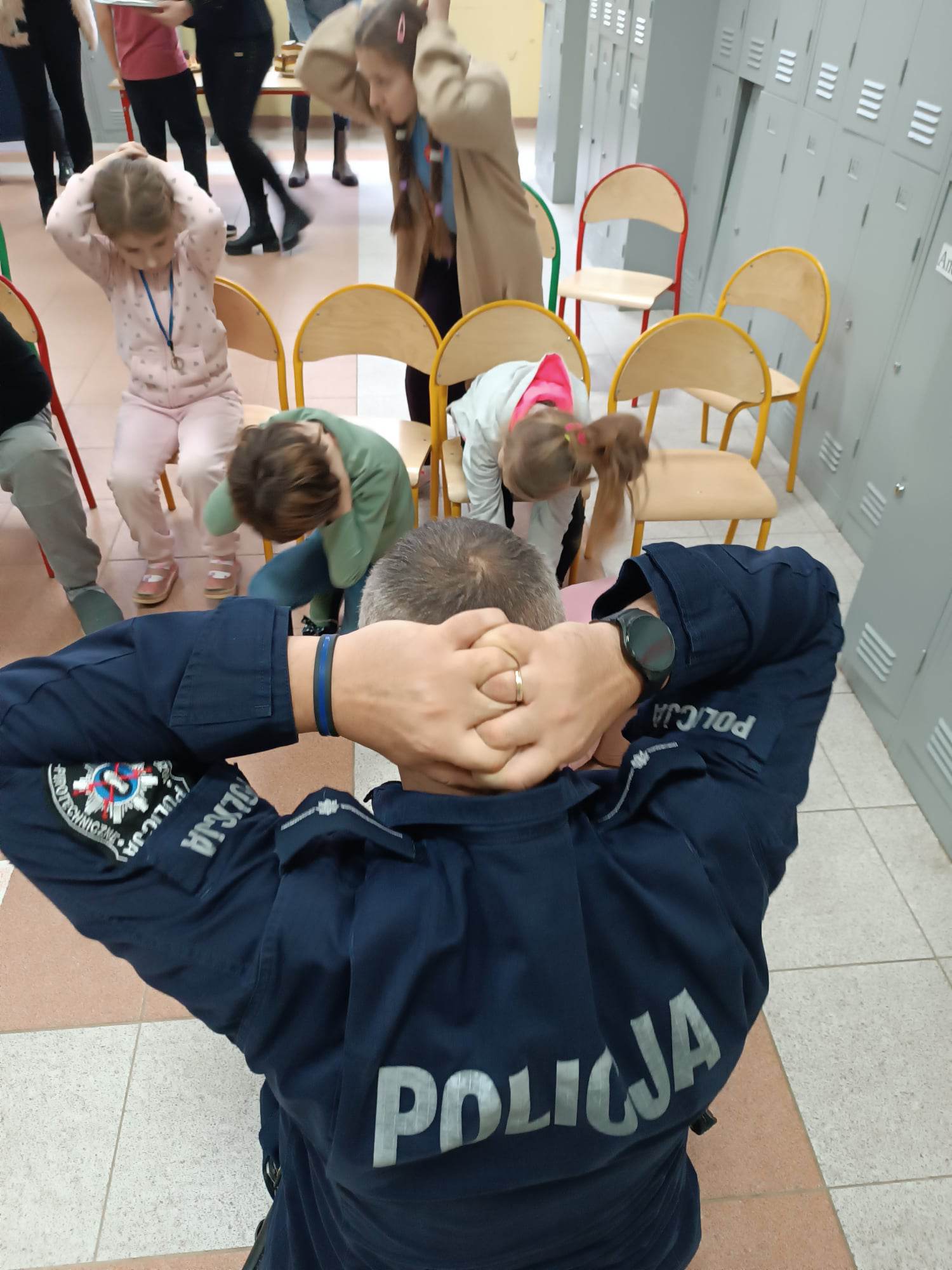W pomieszczeniu znajduje się grupa osób 