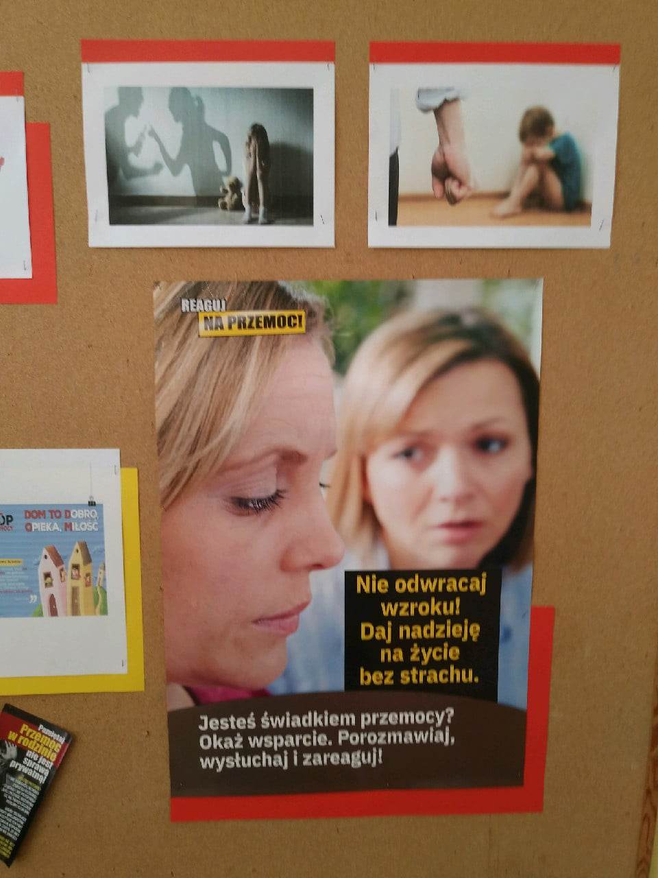 Zdjęcie gazetki ściennej. Na kartkach tekst i grafika