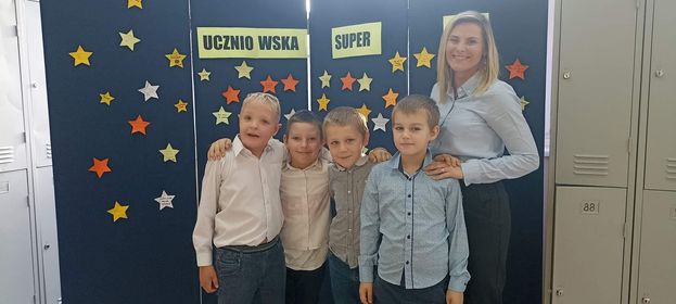 Na środku stoi grupa osób