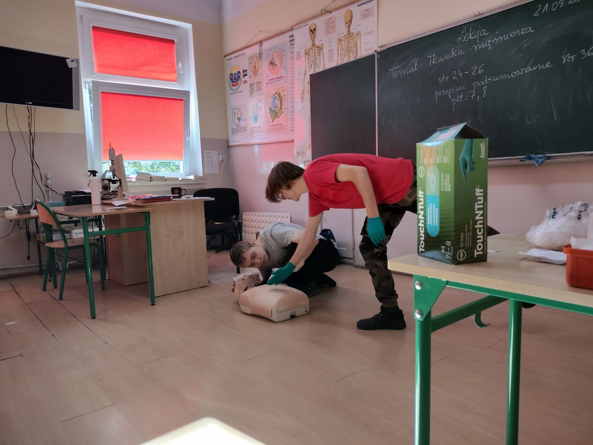 W pomieszczeniu znajduje się grupa osób 