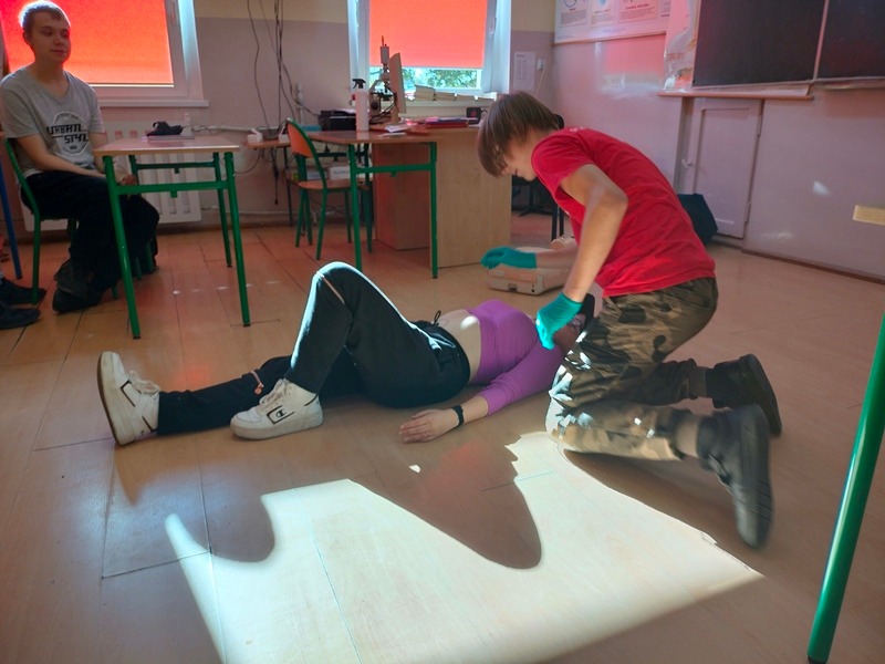 W pomieszczeniu znajdują się 3 osoby
