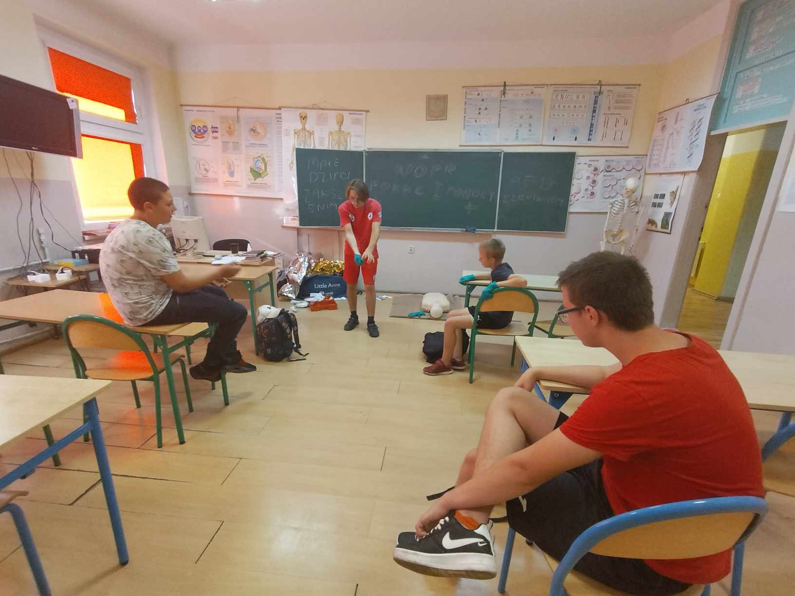 W pomieszczeniu znajduje się grupa osób 