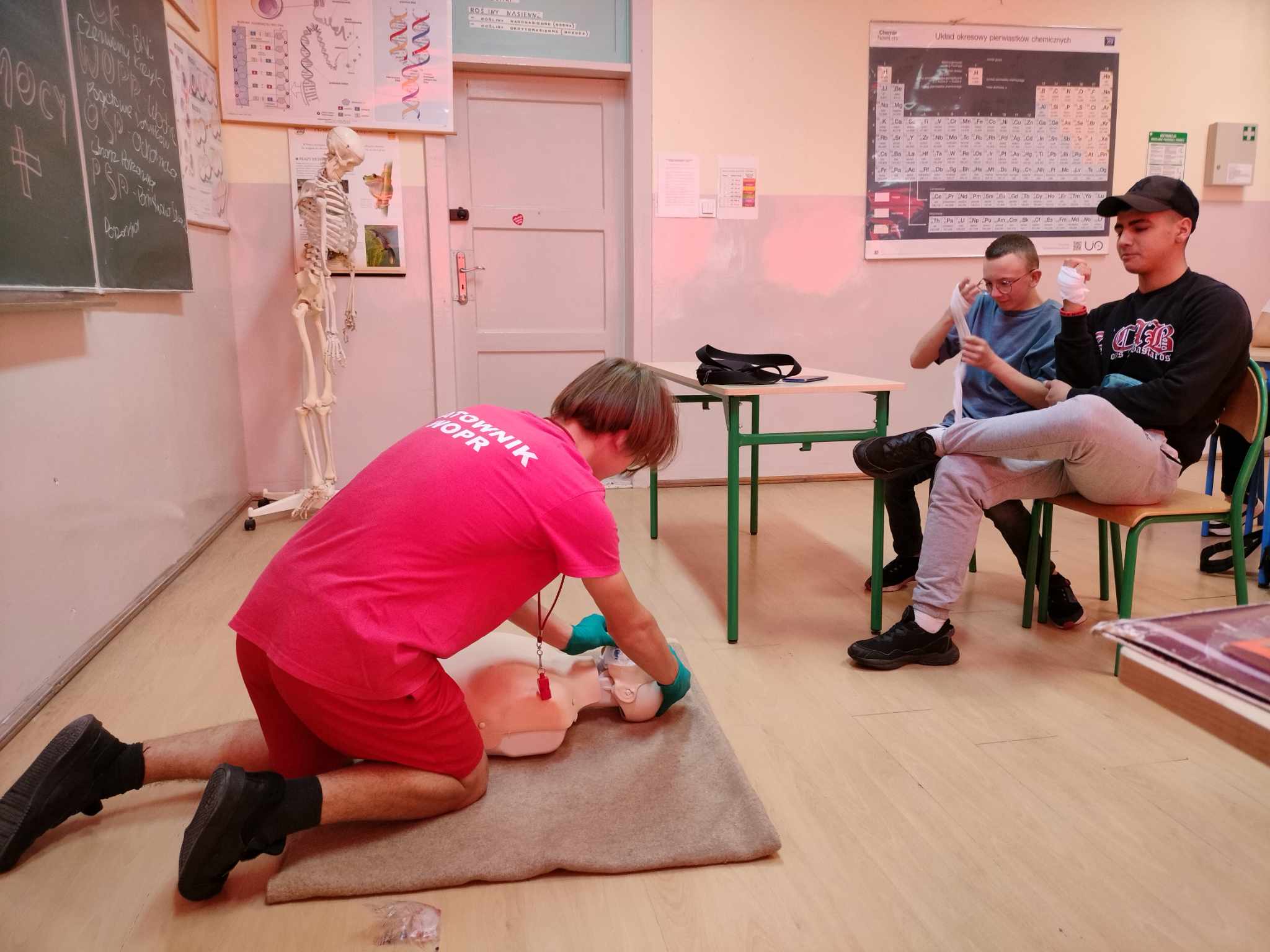 W pomieszczeniu znajduje się grupa osób 