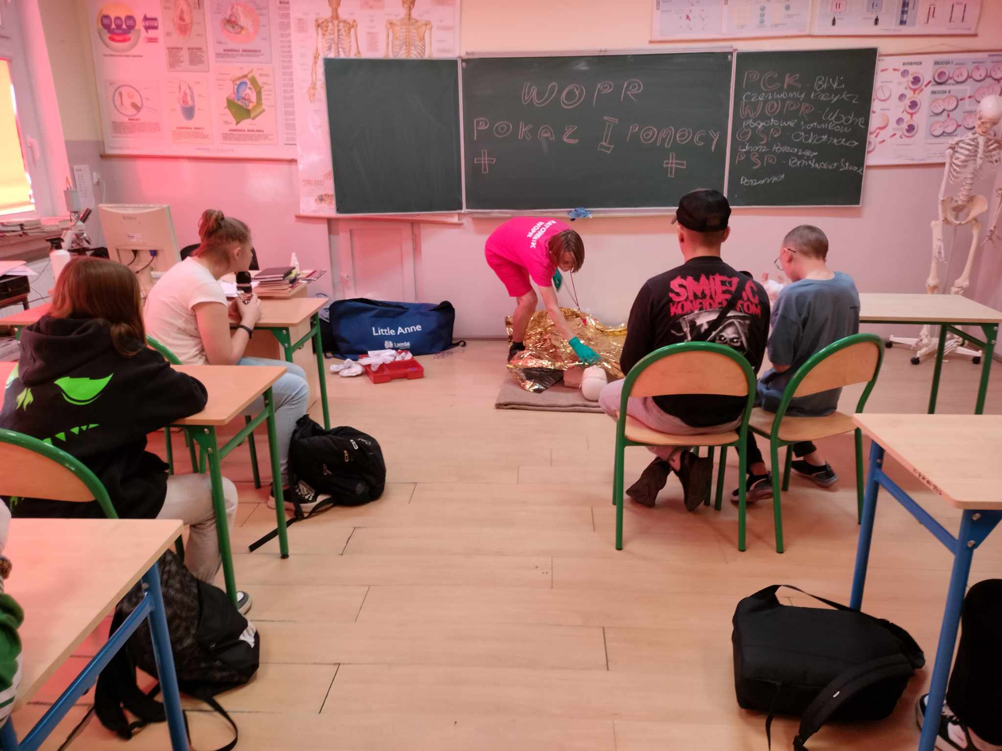 W pomieszczeniu znajduje się grupa osób 