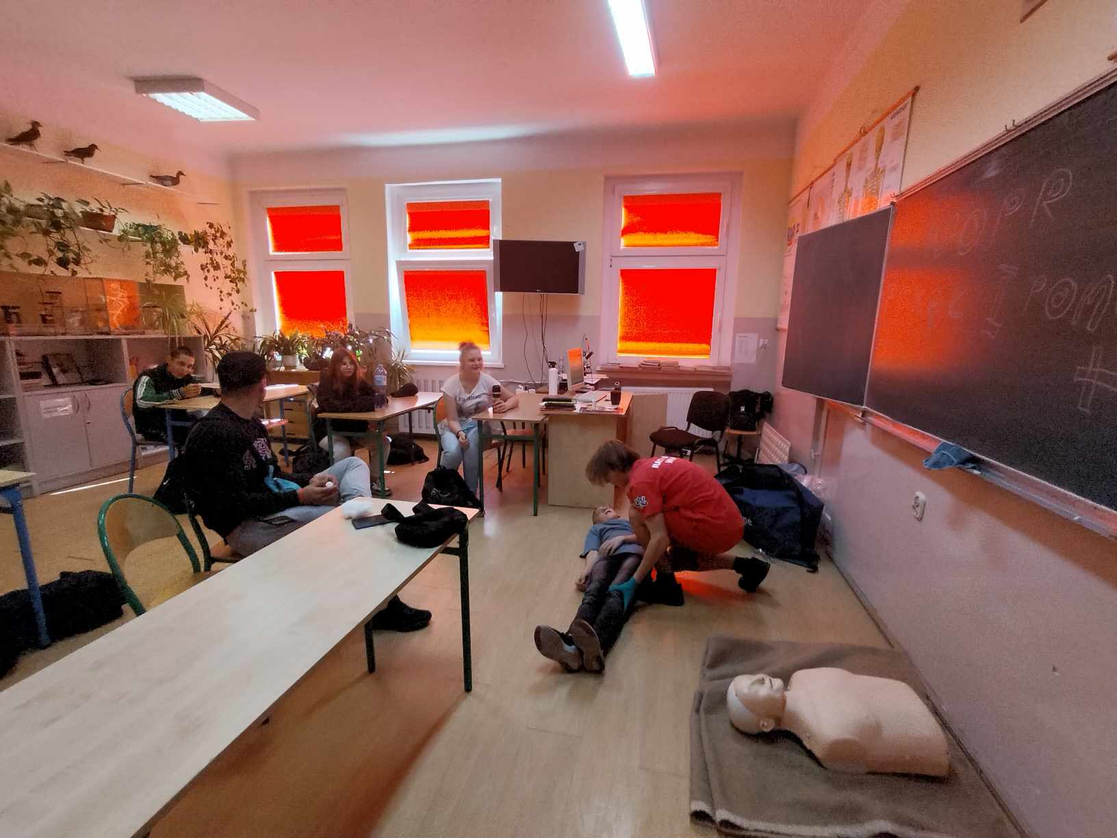 W pomieszczeniu znajduje się grupa osób 