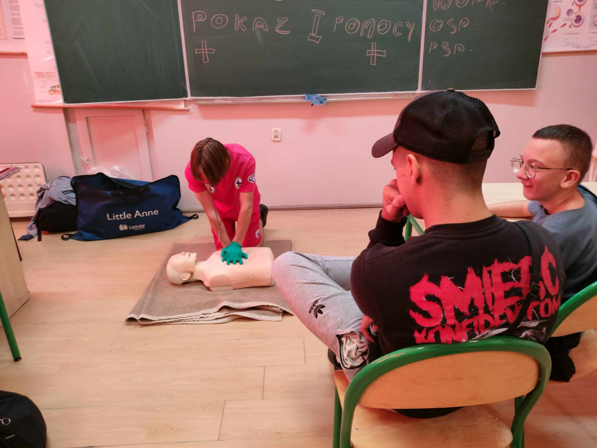 W pomieszczeniu znajduje się grupa osób 