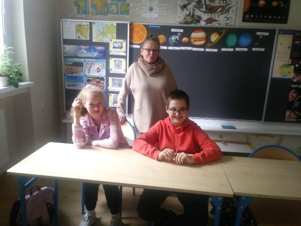 W pomieszczeniu znajduje się grupa osób