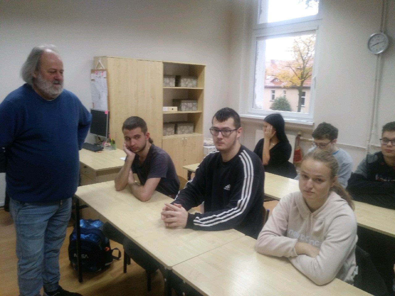 W pomieszczeniu znajduje się grupa osób