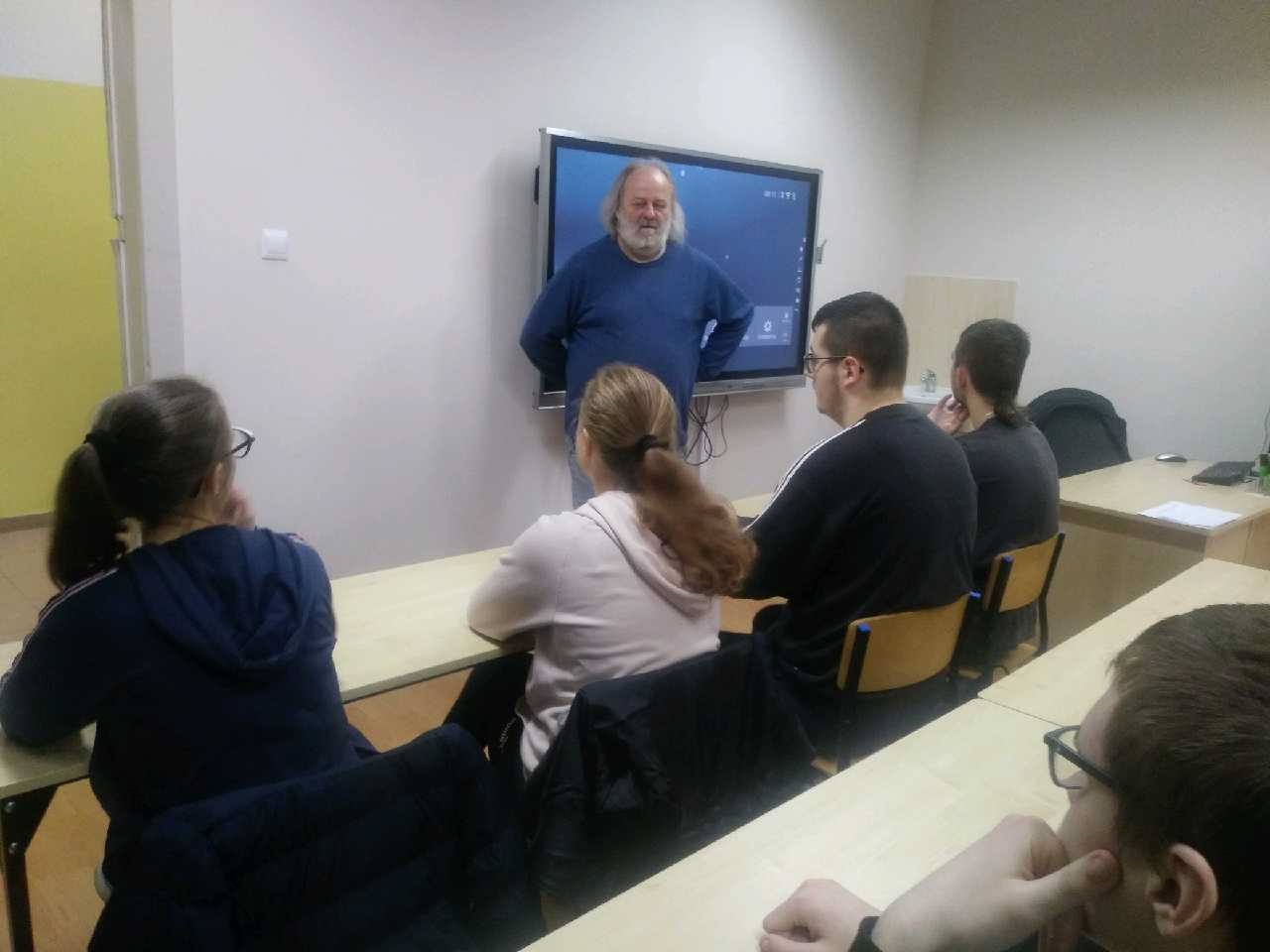 W pomieszczeniu znajduje się grupa osób
