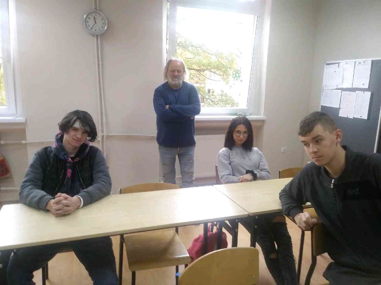 W pomieszczeniu znajduje się grupa osób