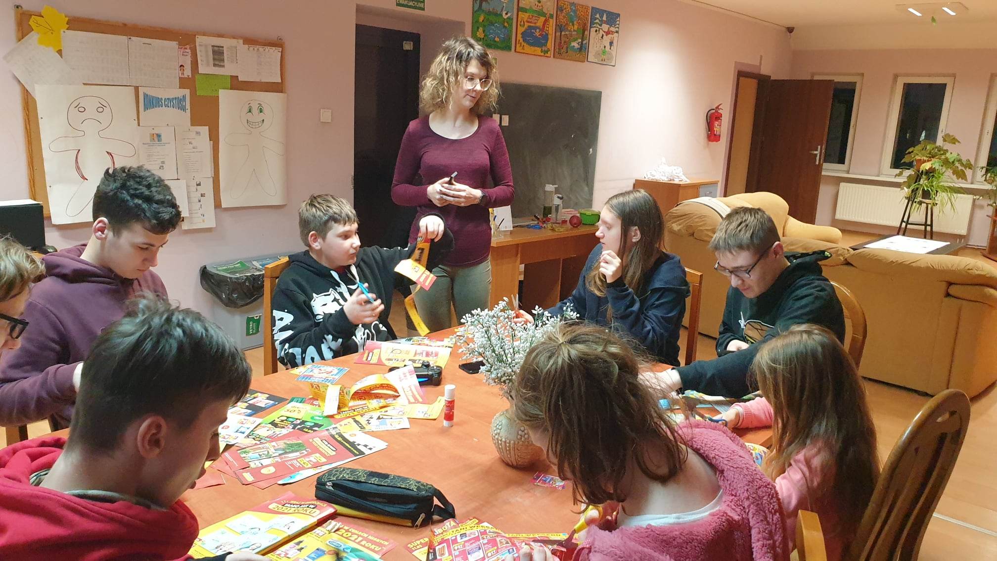 W pomieszczeniu znajduje się grupa osób 