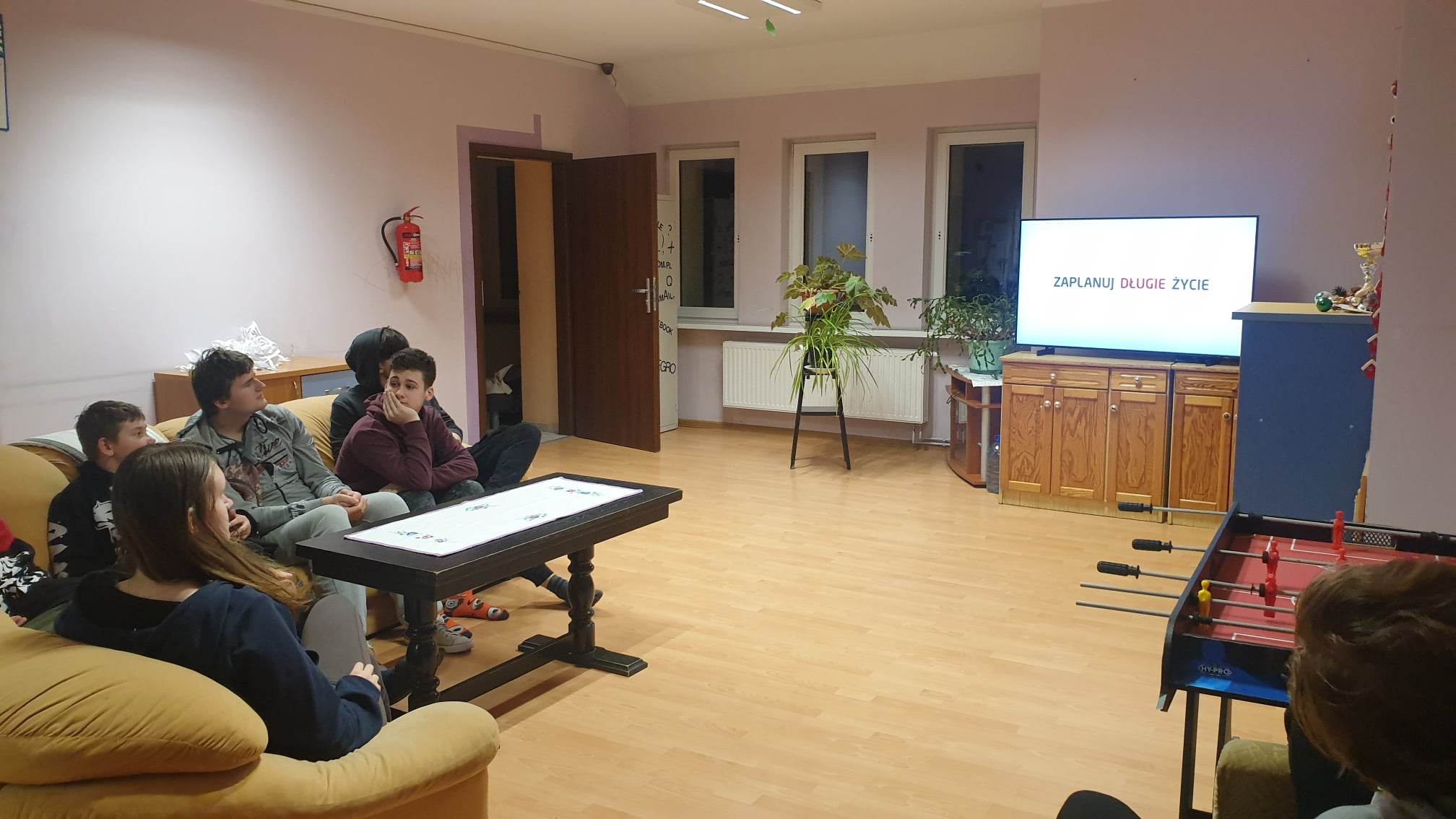 W pomieszczeniu znajduje się grupa osób 