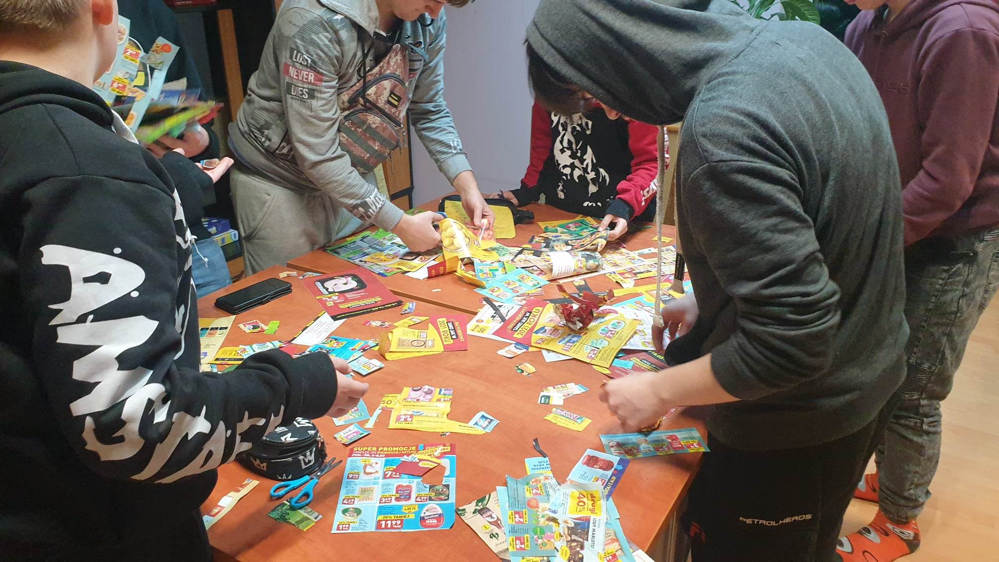 W pomieszczeniu znajduje się grupa osób 