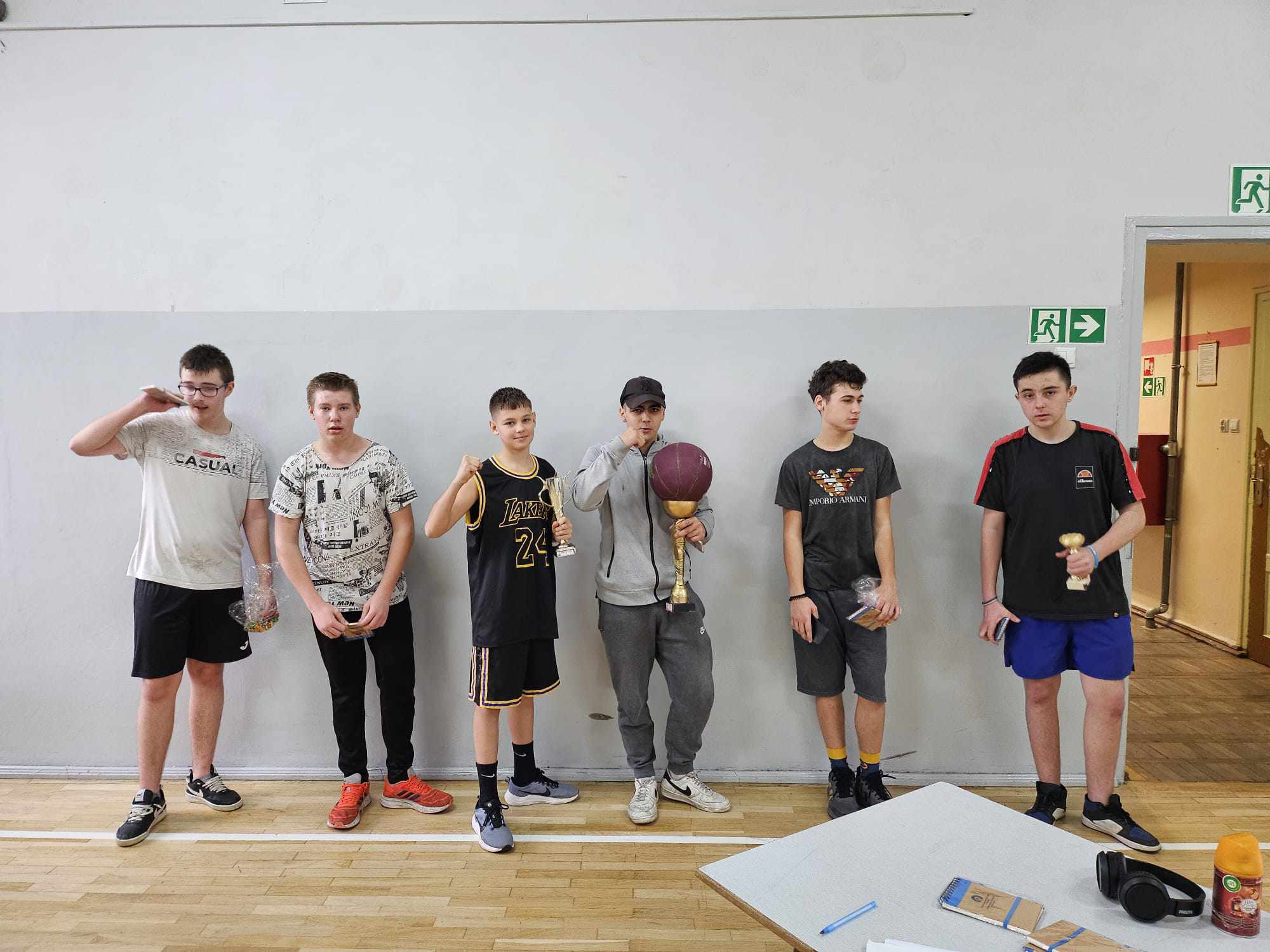 W pomieszczeniu znajduje się grupa osób