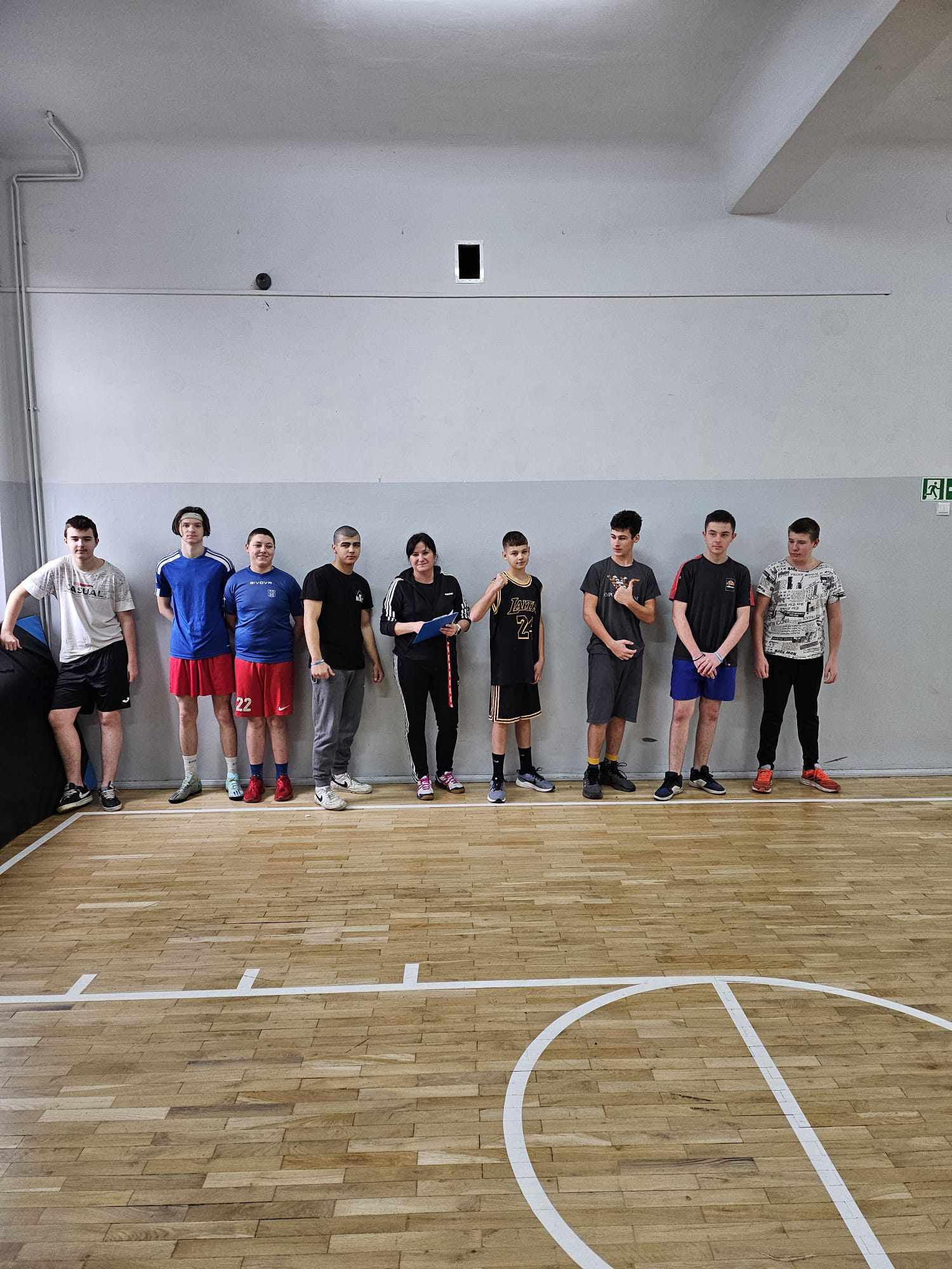 W pomieszczeniu znajduje się grupa osób