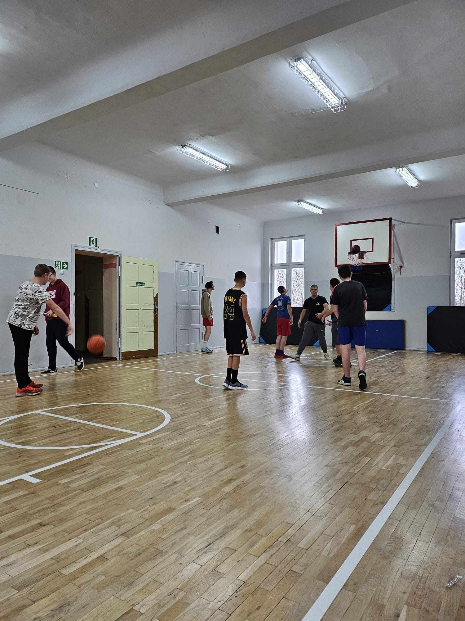 W pomieszczeniu znajduje się grupa osób