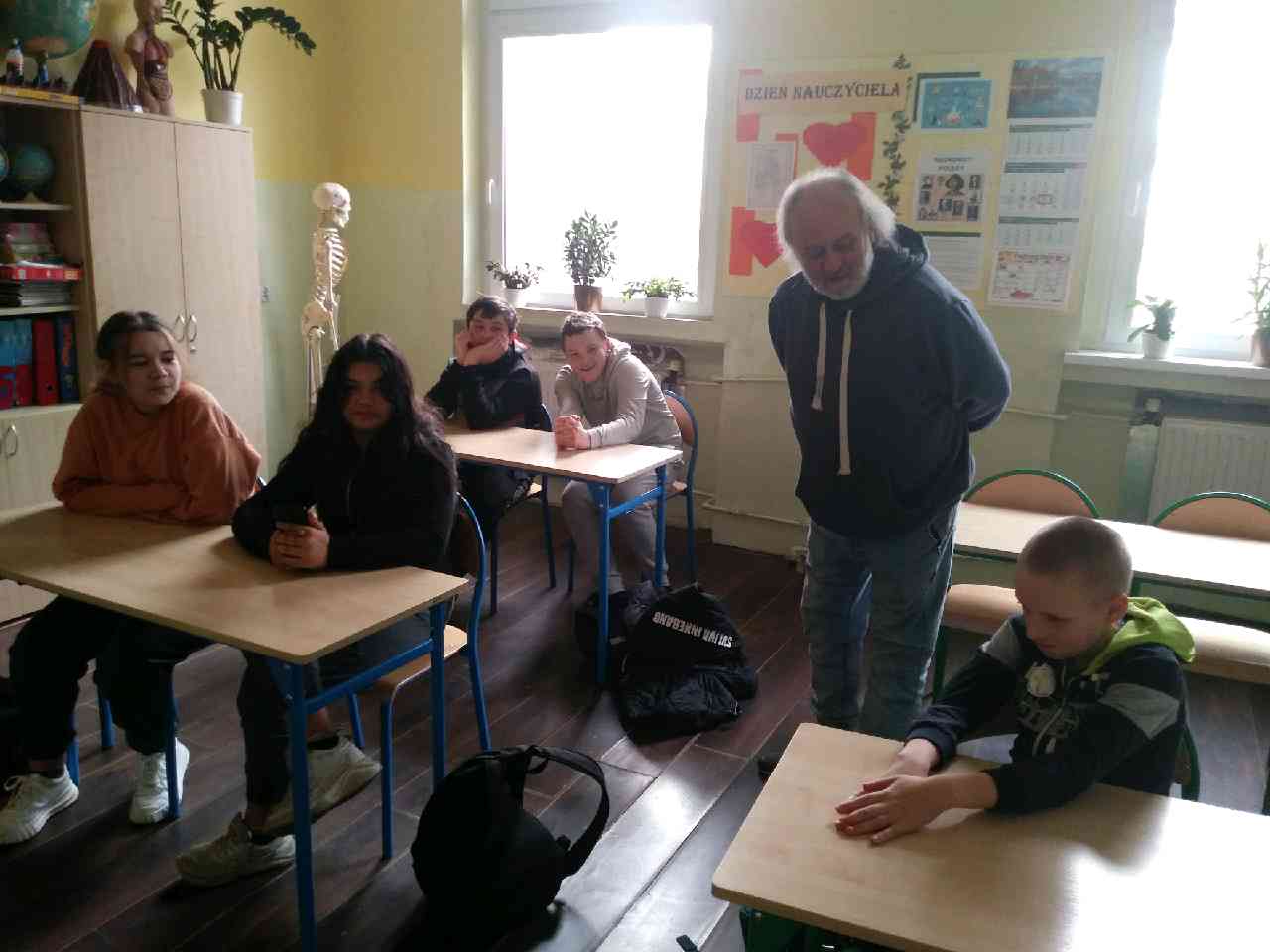 W klasie znajduje się grupa osób 