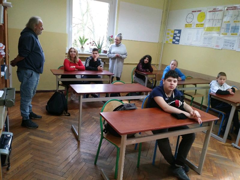 W klasie znajduje się grupa osób 
