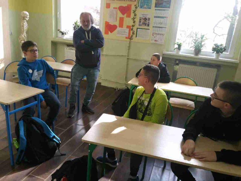 W klasie znajduje się grupa osób 