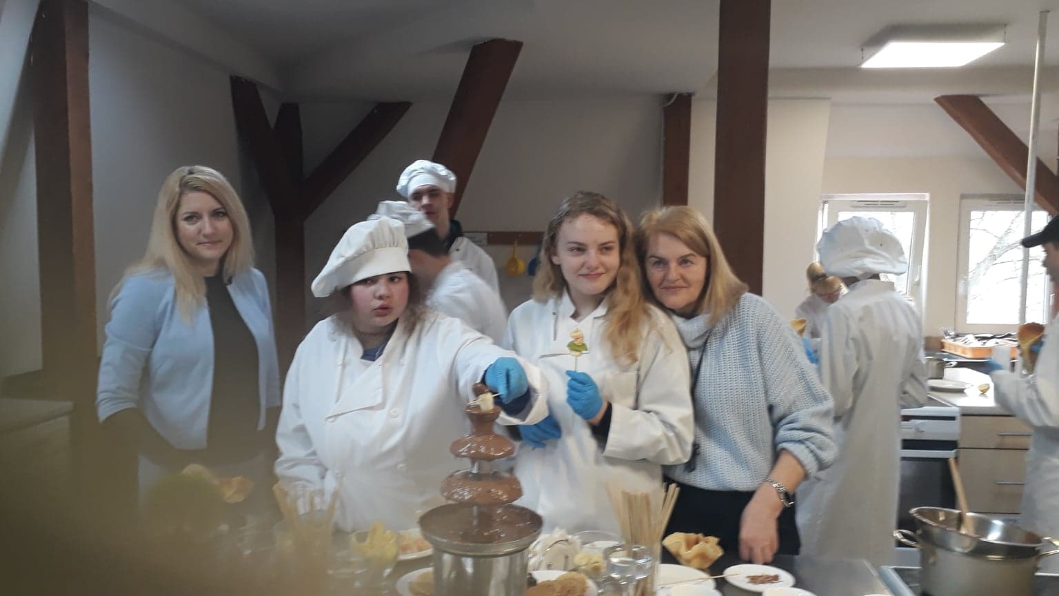 W pomieszczeniu znajduje się grupa osób 