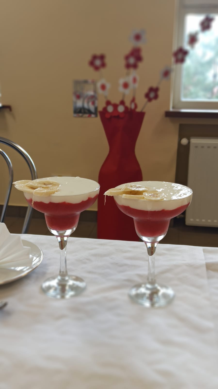 Na stole stoją dwa pucharki deserowe
