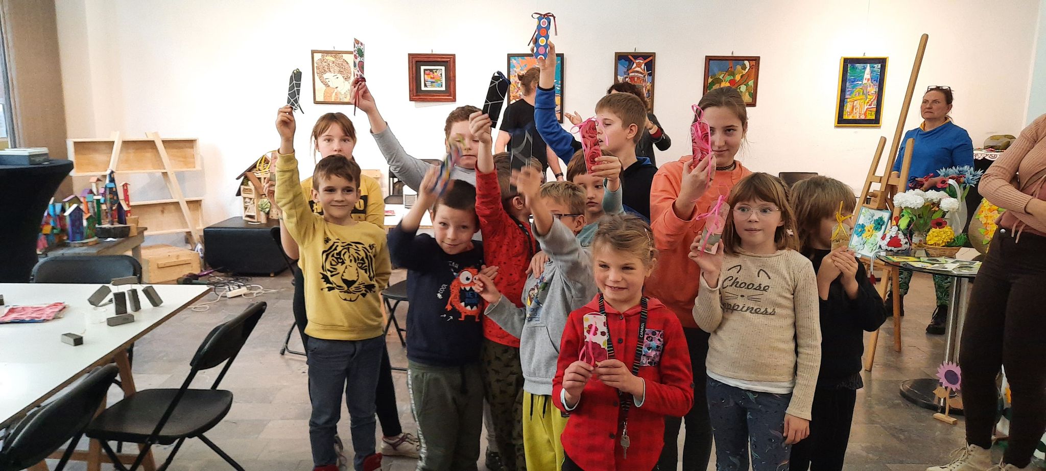 Na środku stoi grupa osób