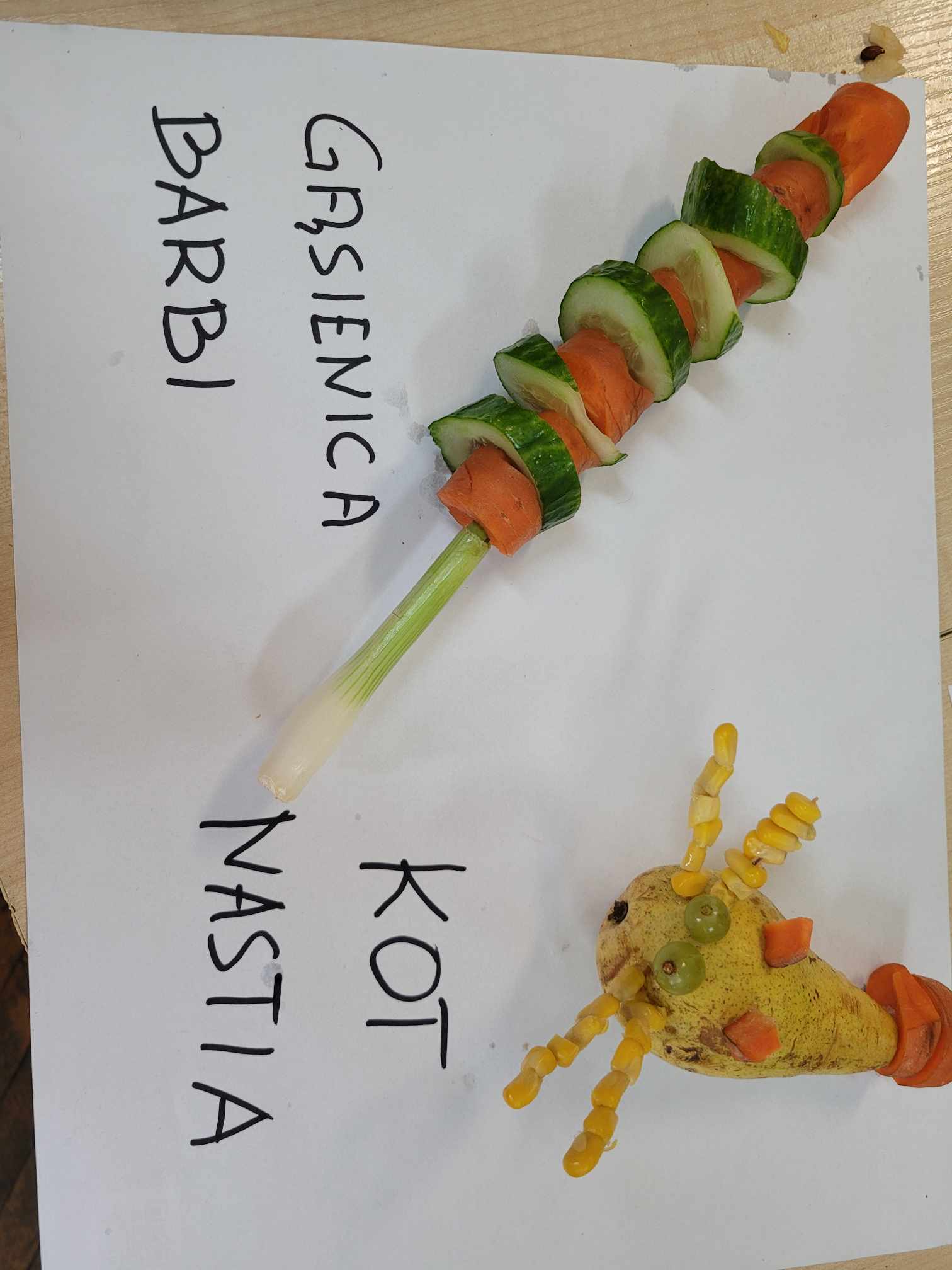 Na stole leżą warzywa