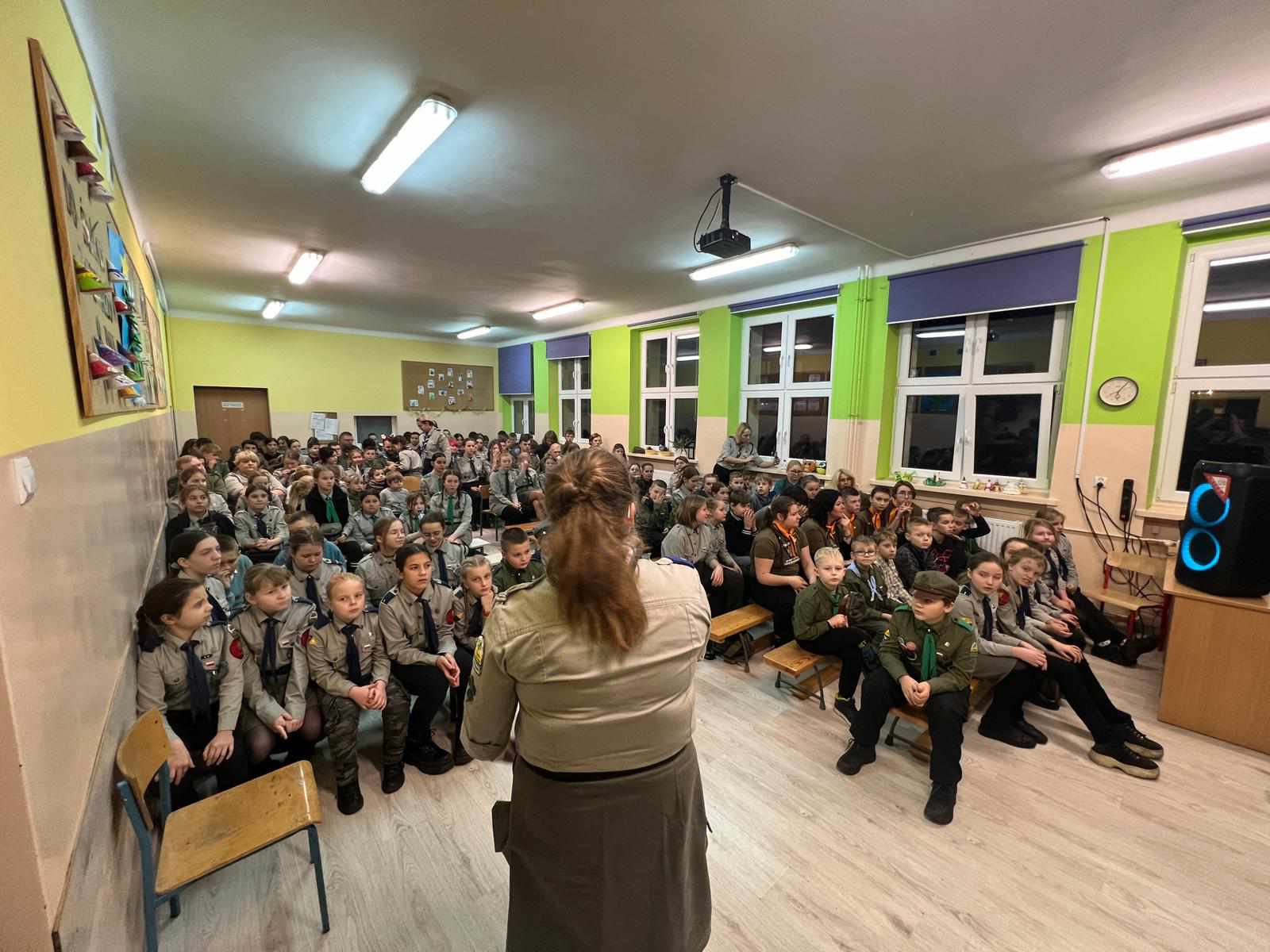 W pomieszczeniu znajduje się grupa osób 