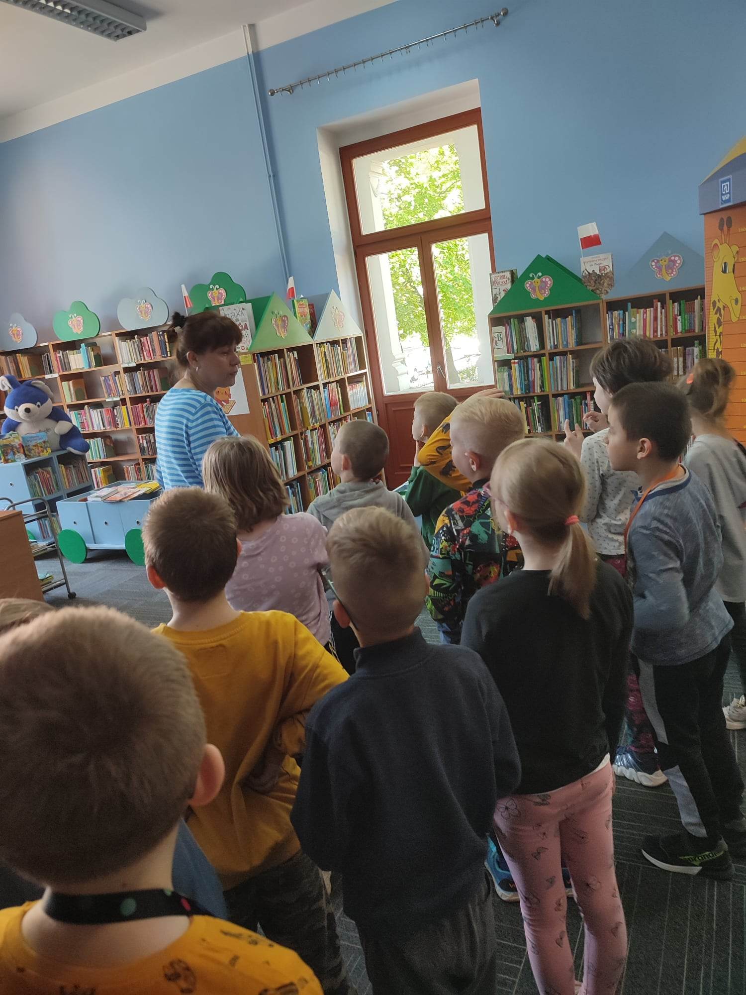 W pomieszczeniu znajduje się grupa osób 