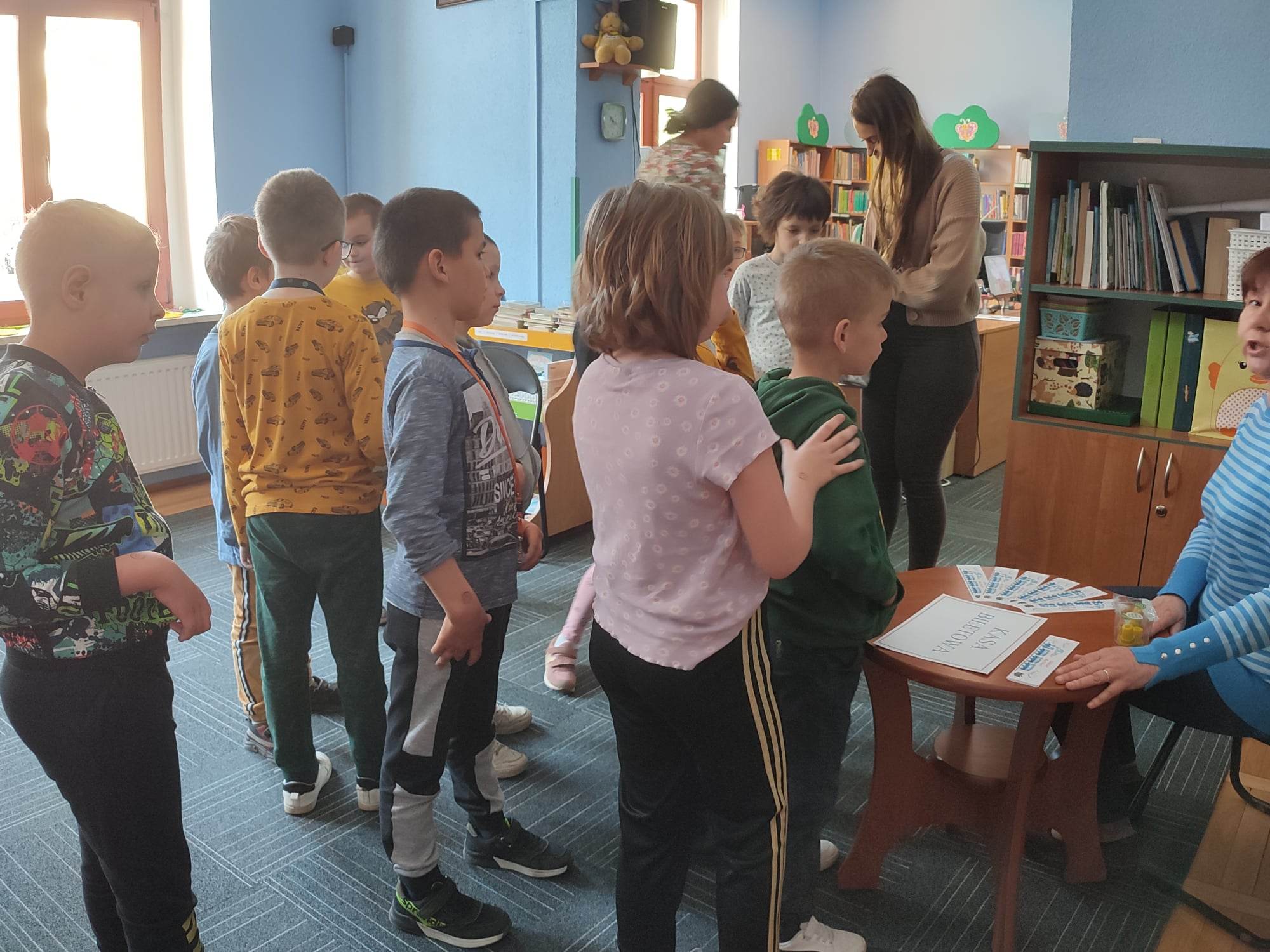 W pomieszczeniu znajduje się grupa osób 