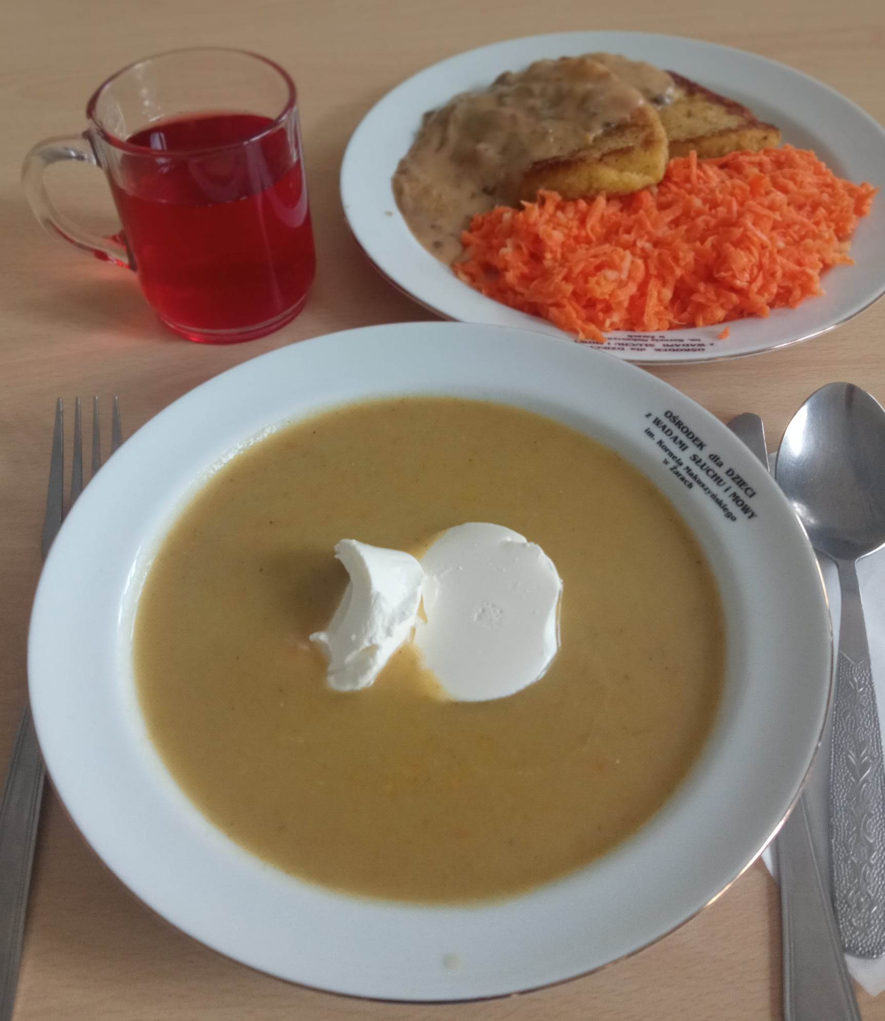 Na stole leżą dwa talerze z potrawami