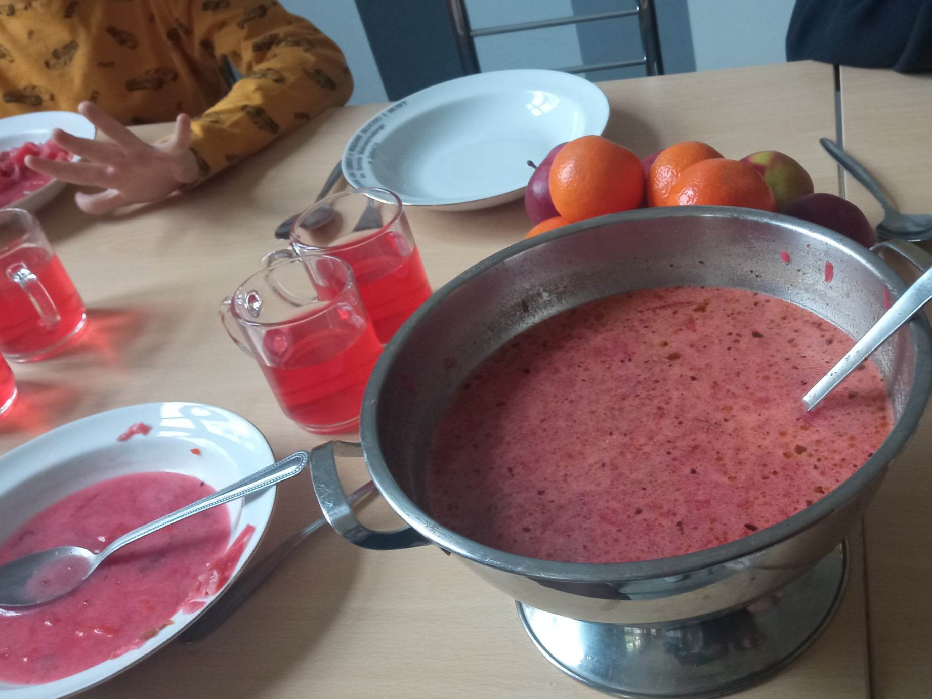 Na stole leżą talerze z zupą 