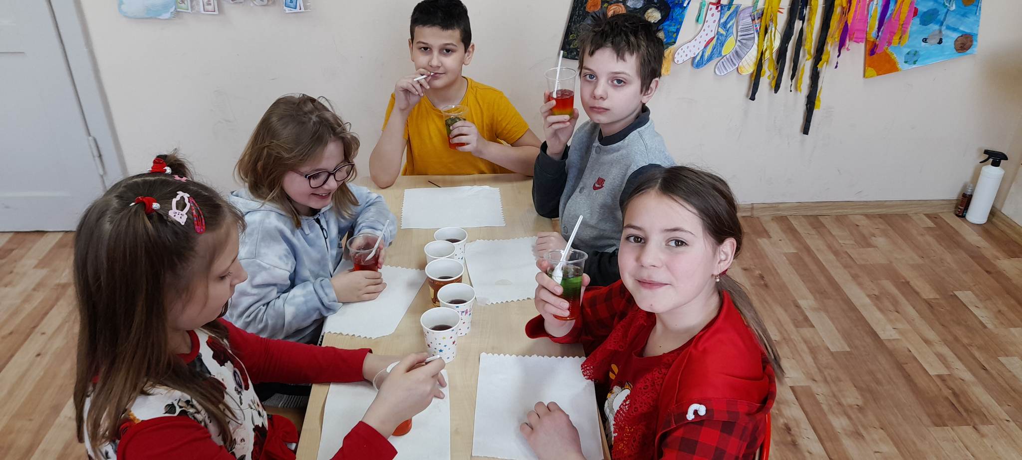 W pomieszczeniu znajduje się grupa osób 
